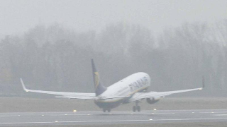 Caos e proteste all’aeroporto di Ancona, voli cancellati per nebbia 